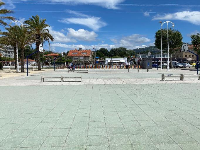 Samil primera línea de playa Vigo Exterior foto