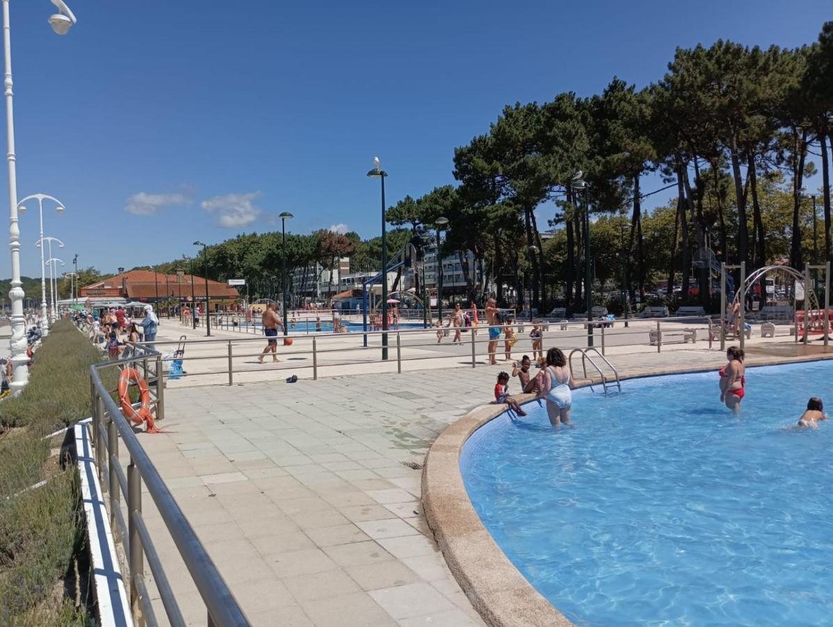 Samil primera línea de playa Vigo Exterior foto